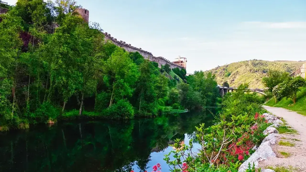 Margen del río Sil en Ponferrada. Foto: Turismo Ponferrada.