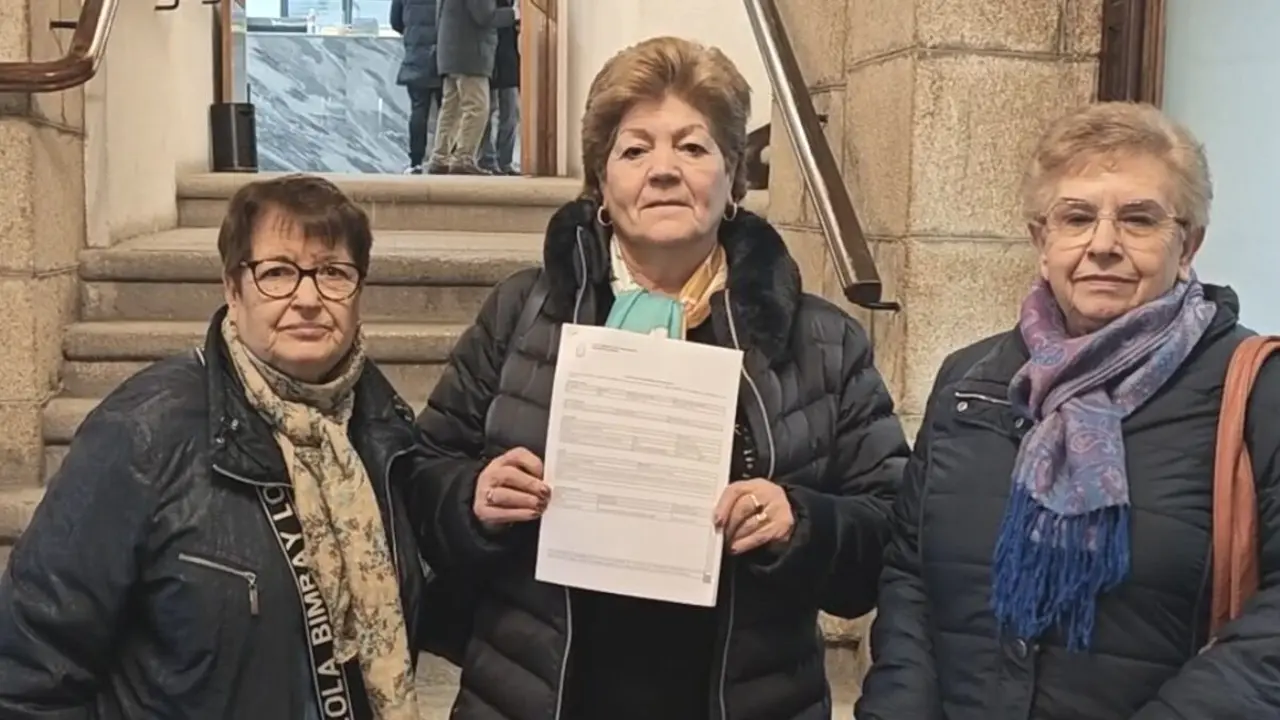 Presentación de las firmas en el Ayuntamiento de Ponferrada.