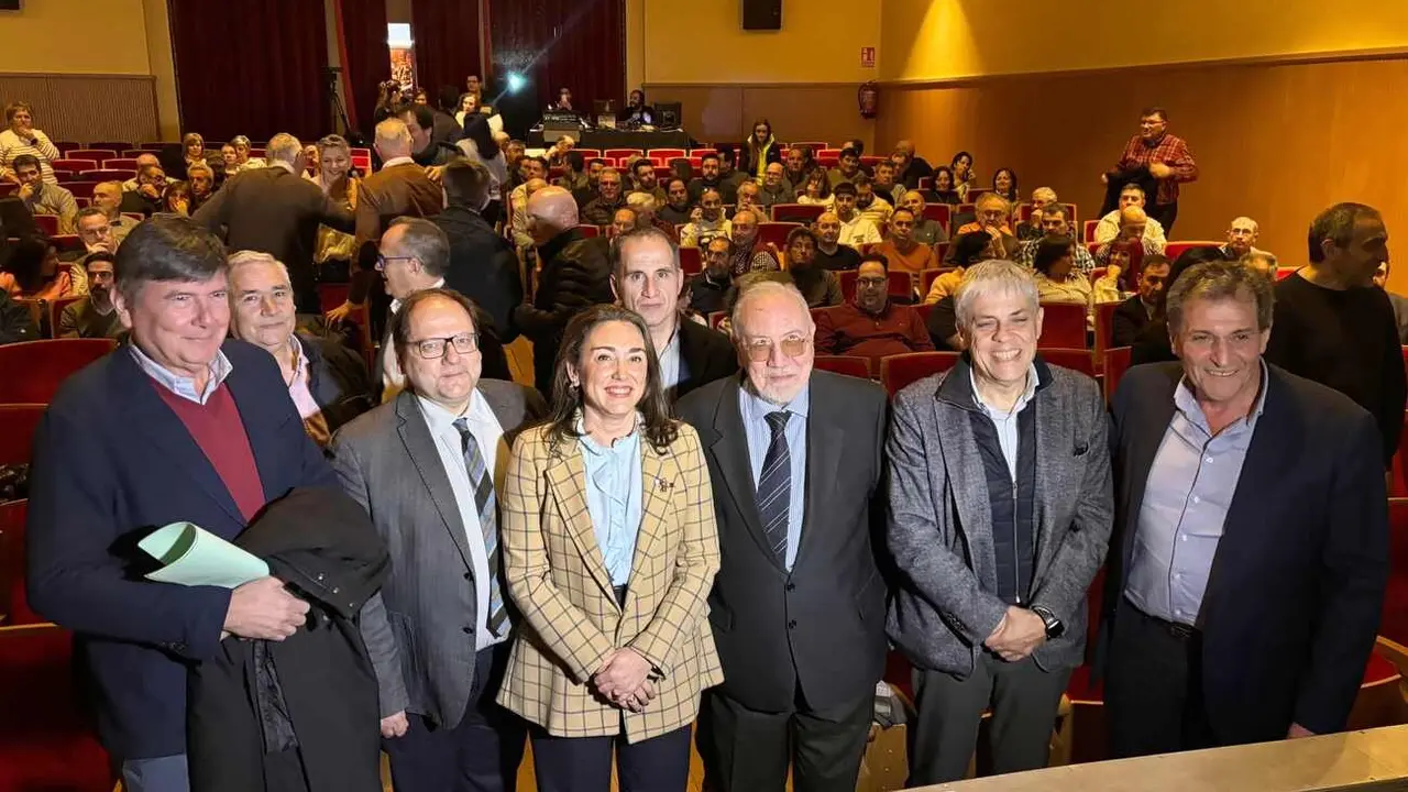 Un instante del encuentro mantenido en la localidad de La Bañeza.