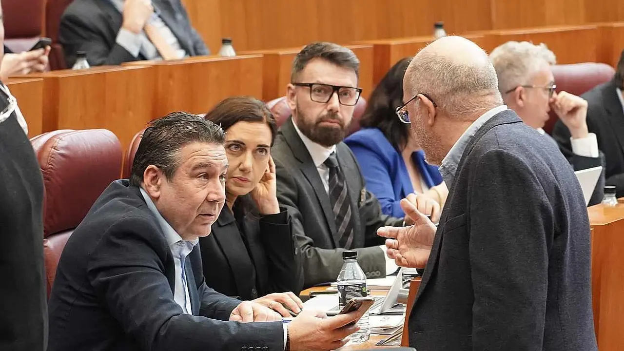 Los procuradores leonesistas conversan con Francisco Igea durante el pleno de las Cortes.