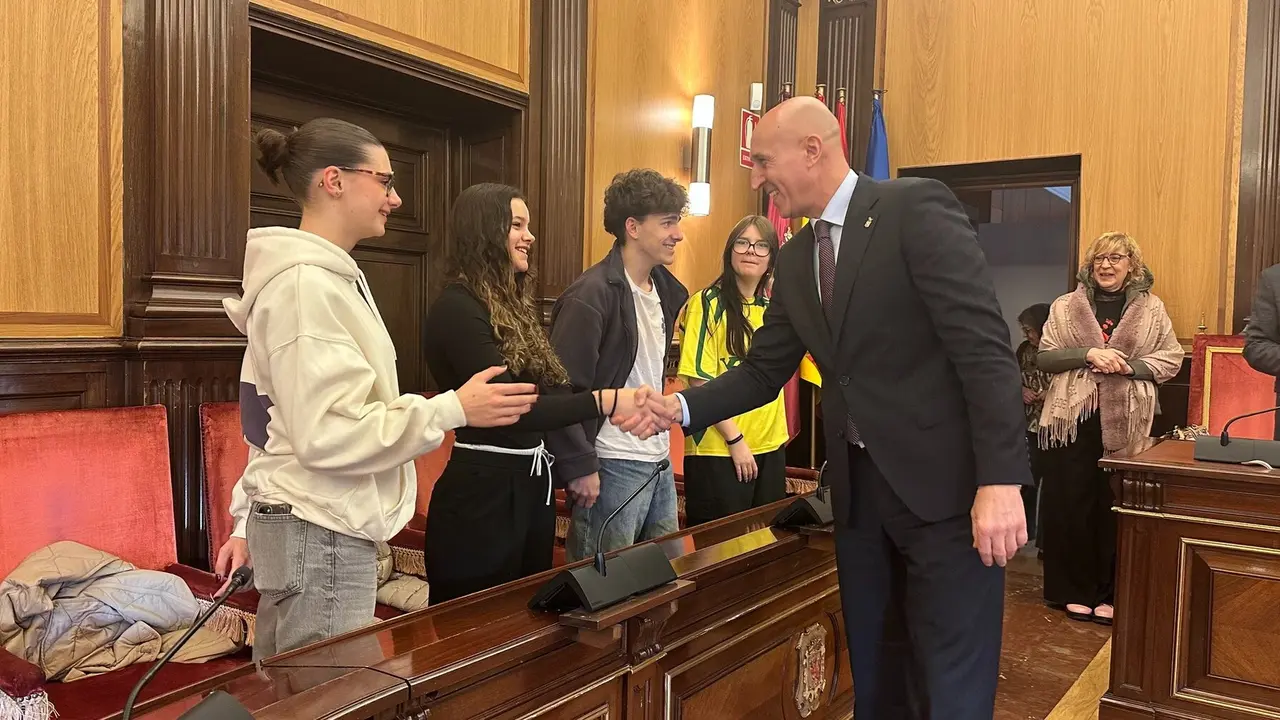 El alcalde de León, José Antonio Diez, ha recibido este jueves en el Salón de Plenos del Ayuntamiento de San Marcelo a un grupo de siete alumnos del Lycée de Carcassonnee (Francia) que participa en un programa de intercambio con el IES Eras de Renueva de León.