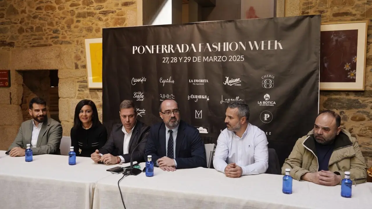 El alcalde de Ponferrada, Marco Morala (3D), junto al primer teniente de alcalde, Iván Alonso (3I), el concejal de Comercio, David Pacios (2D), y los presidentes de las asociaciones de comerciantes El Centro Mola y Templarium, Iván Rodríguez (I), y Felipe Álvarez (D), y la diseñadora Silvia Fernández, durante la presentación de la I Semana de la Moda de Ponferrada. Foto: César Sánchez.