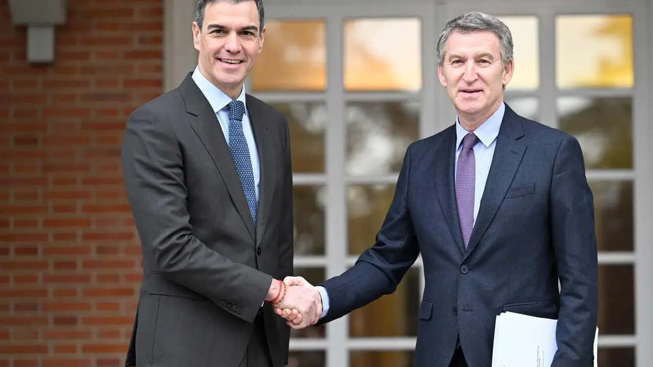 Pedro Sánchez y Feijoo se saludan a la entrada a La Moncloa.