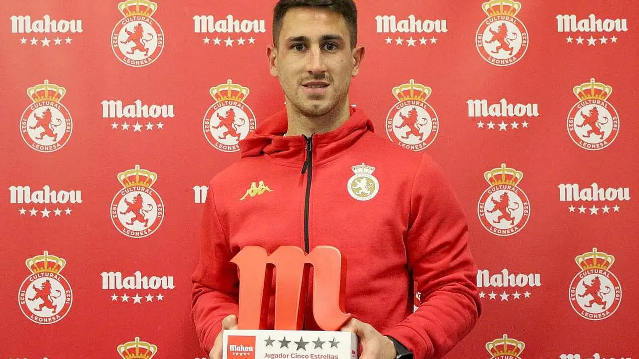 Manu Justo, tras recibir su trofeo este jueves.