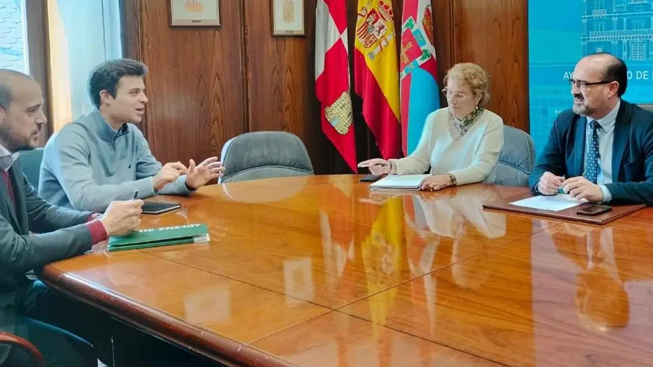 Un instante del encuentro mantenido con el alcalde de Ponferrada.