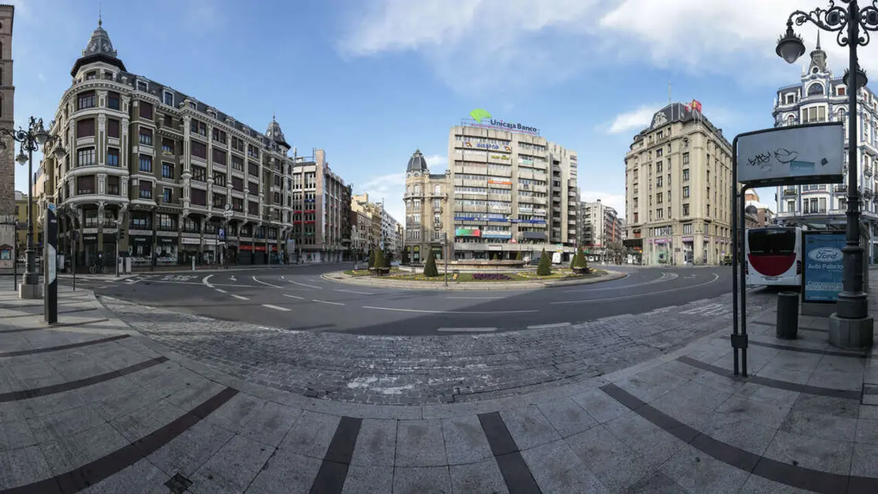 Dos fotógrafos de la agencia Ical, Campillo y César Sánchez, captan con sus cámaras el latido detenido de León y Ponferrada. El confinamiento paraba el tiempo, y las vidas.