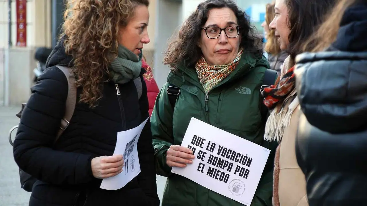 Concentración de trabajadores sociales tras el asesinato de una educadora en Badajoz