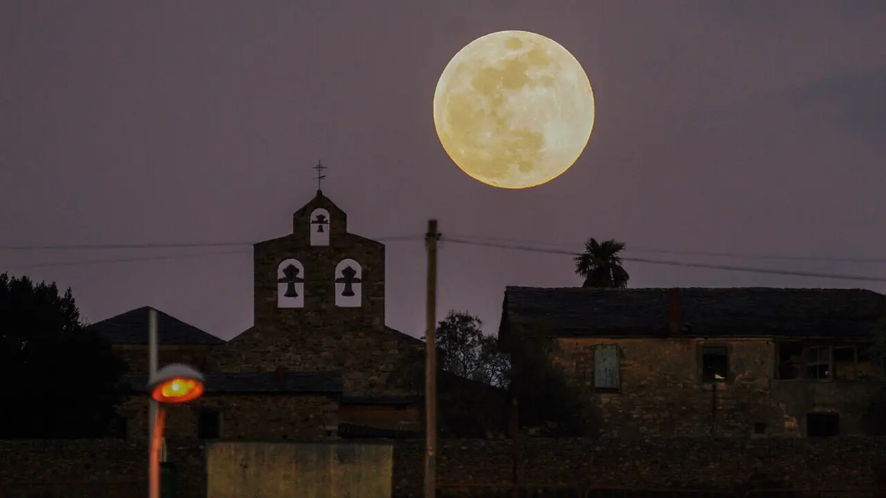 La 'luna de sangre' deslumbra el cielo de León durante el primer eclipse lunar total de 2025. (Foto: César Sánchez | Peio García)