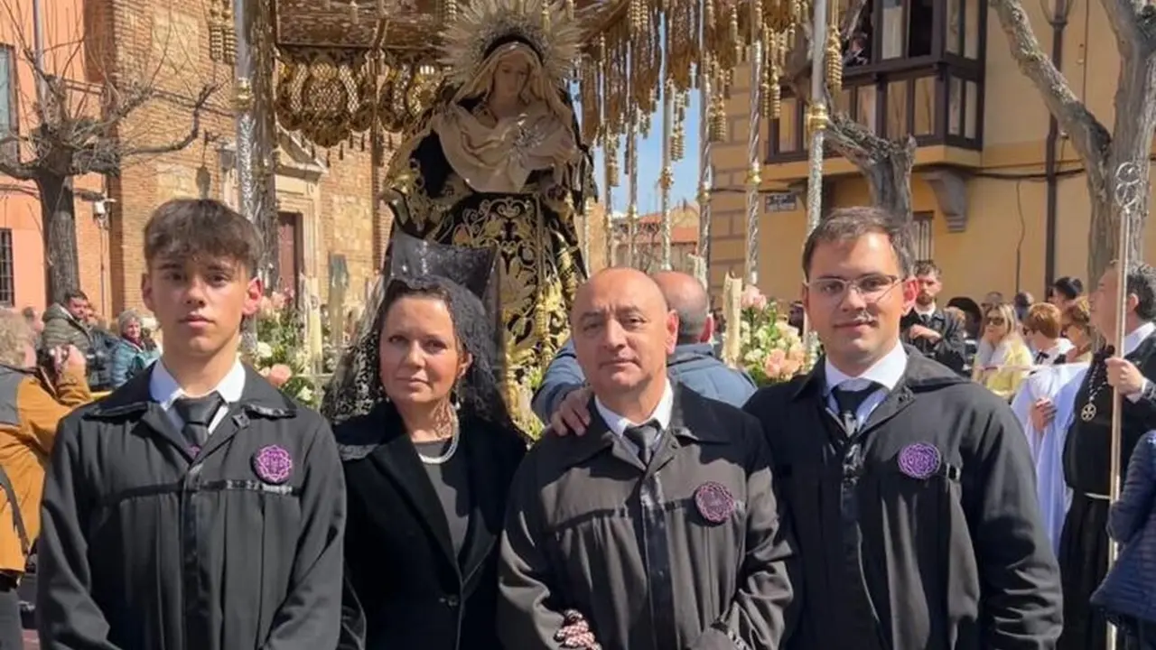 Jose junto a sus hijos y su mujer, todos cofrades del Dulce Nombre de Jesús Nazareno.