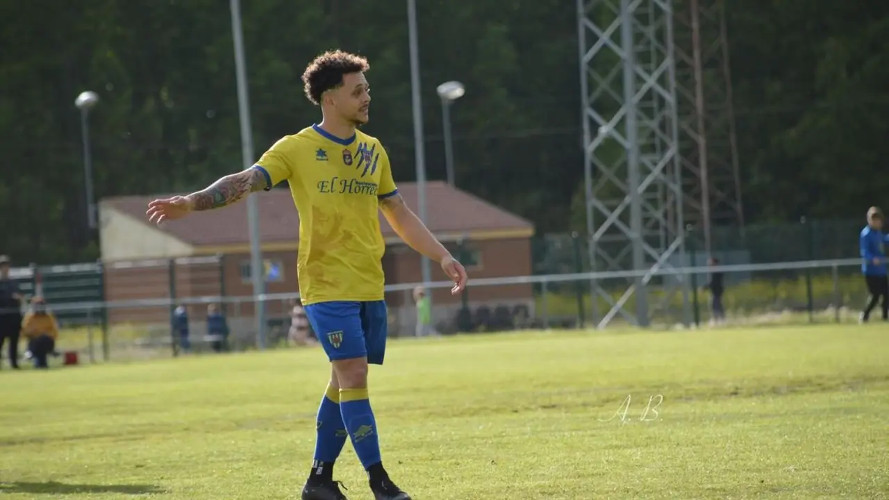 David Blanco vistiendo la camiseta del equipo de su pueblo, el Atlético Mansillés, actualmente en Tercera RFEF. Foto: Alba Blanco.