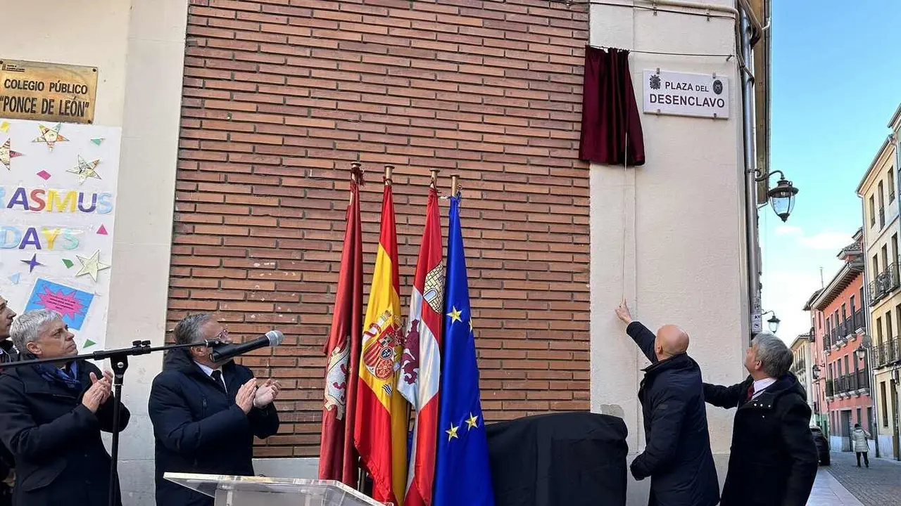 La Cofradía del Santo Cristo del Desenclavo, constituida en León el 3 de julio de 1992 con sede canónica en la iglesia de Santa Marina, estrenó este viernes plaza en el callejero de la ciudad. Fotos: Peio García | Ayto León