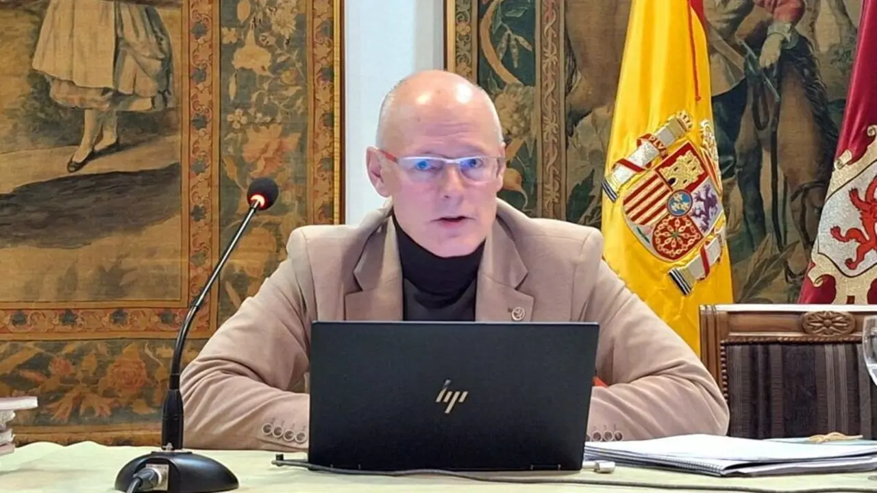 Presentación del libro 'Autonomía Leonesa. Vías legales para conseguirla' de Bernardo Luis García Angulo en la Casa de León en Madrid.