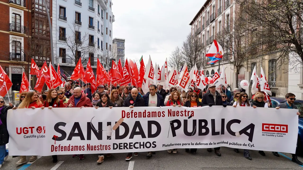 UGT y CCOO convocan una manifestación bajo el lema ‘Defendamos nuestra sanidad pública. Defendamos nuestros derechos’. Los organizadores atienden a los medios al inicio de la marcha, que finaliza en la Consejería de Sanidad. Foto: Leticia Pérez.