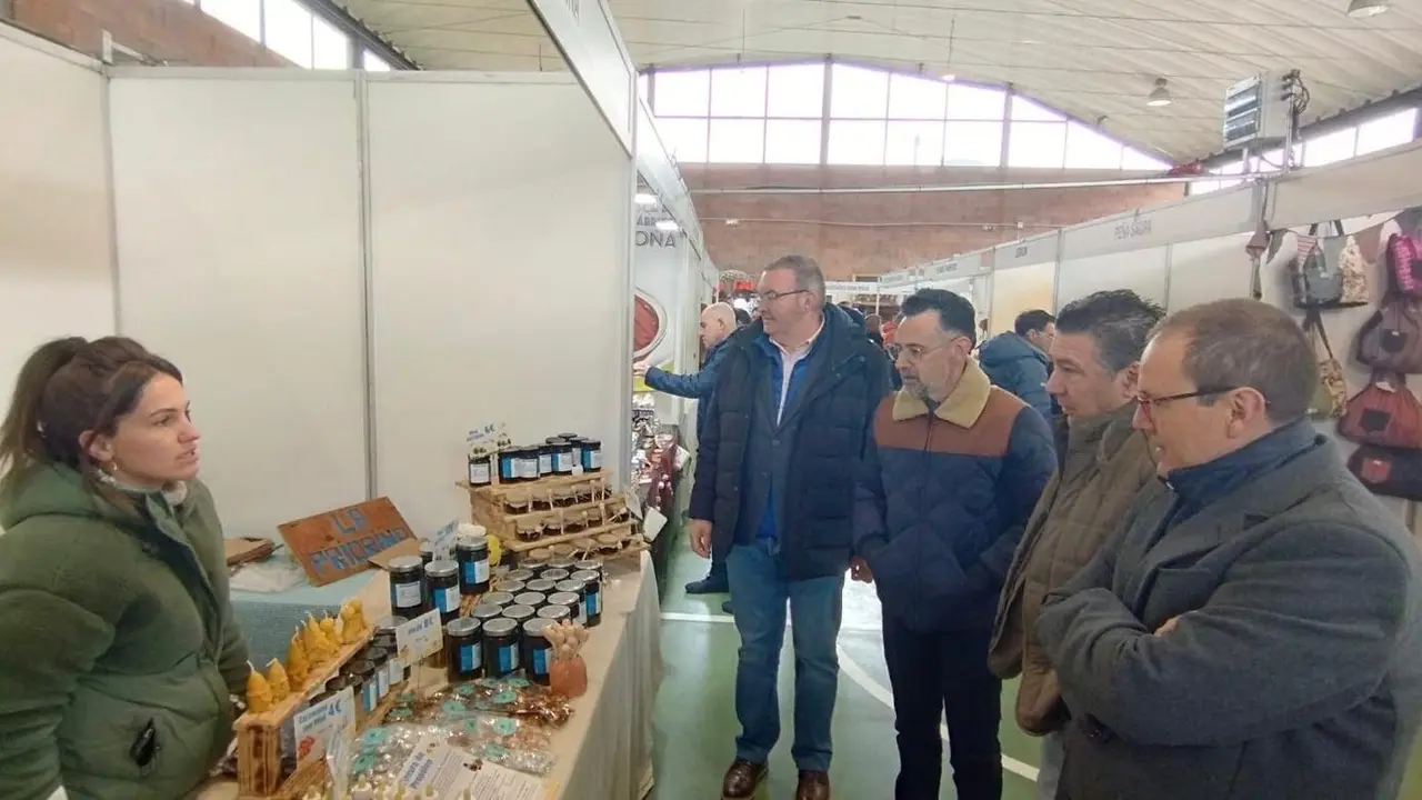 El vicepresidente de la Diputación de León, Roberto Aller, visita la Feria Reinatur de Boca de Huérgano.2