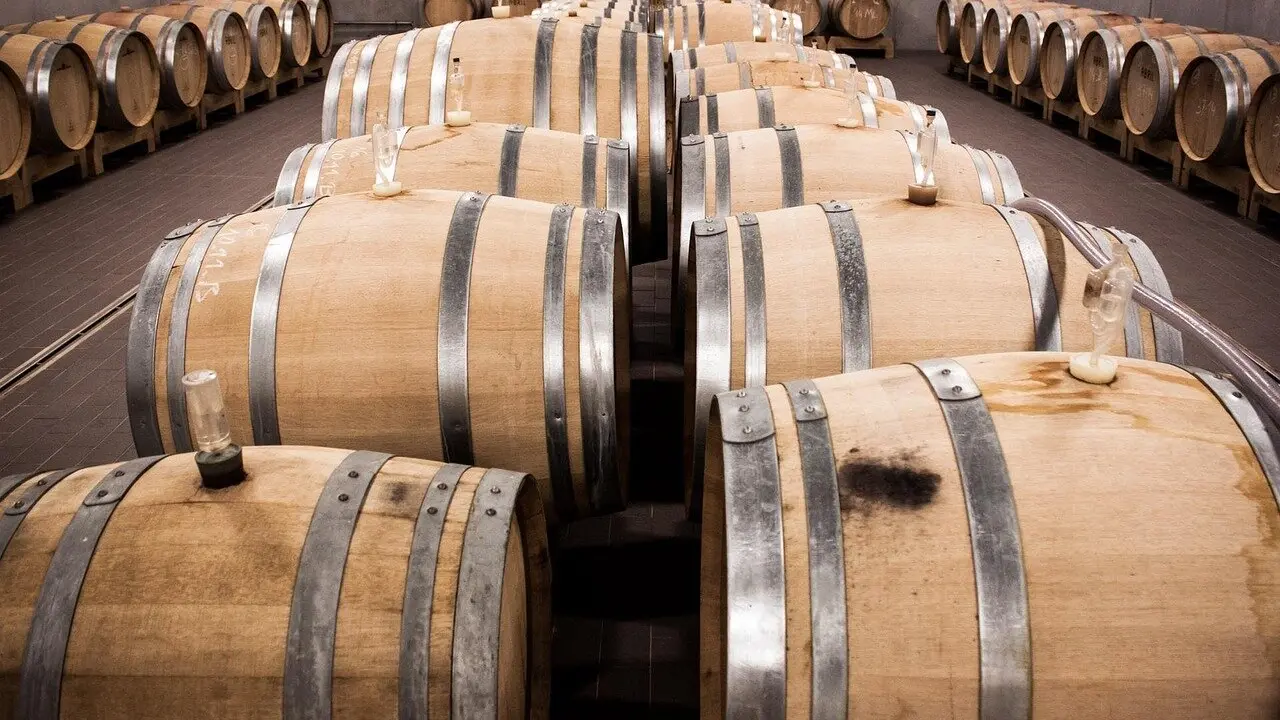 Barricas en el interior de una bodega. El sector del vino se ve muy afectado por los posibles nuevos aranceles de Estados Unidos.