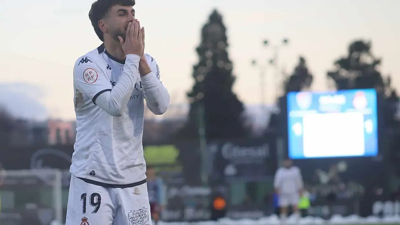 Tras superar una jornada de nieve y frío y despejar el terreno de juego la Cultural y la Segoviana se miden sobre La Albuera en un duelo de altura. Fotos: Isaac Llamazares