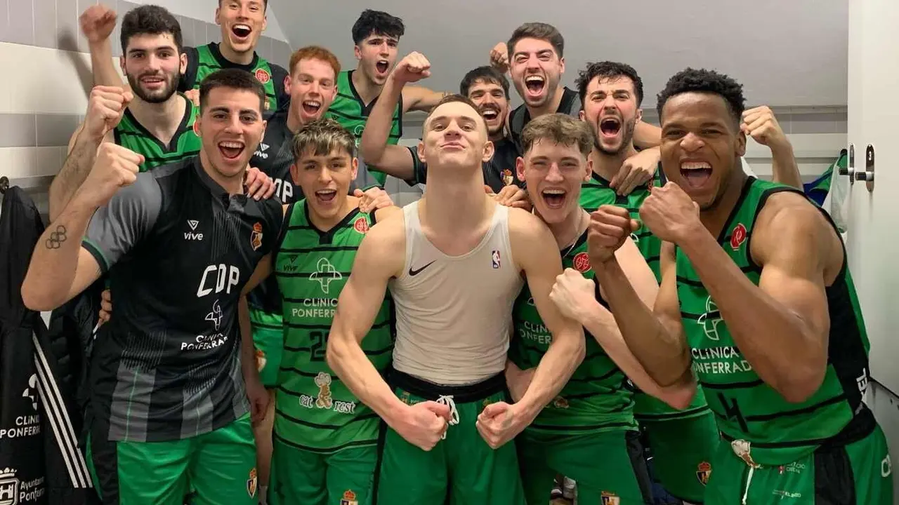 Los jugadores del Ponferrada Baloncesto celebran su victoria.