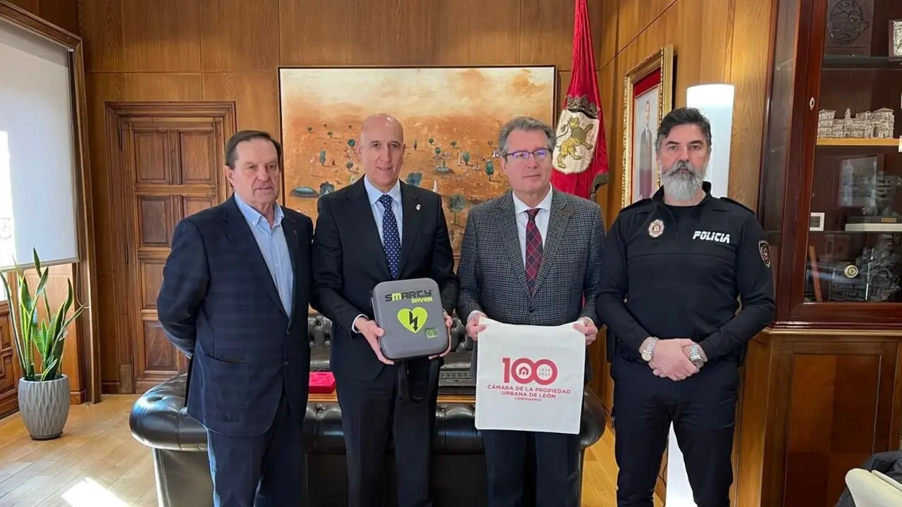 La Cámara de la Propiedad Urbana dona un desfibrilador a la Policía Local del Ayuntamiento.