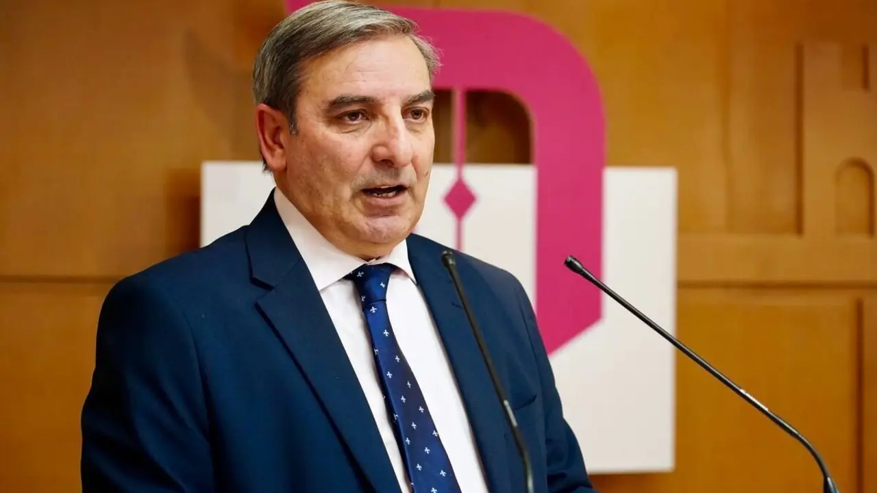 El consejero de Movilidad y Transformación Digital, José Luis Sanz Merino, y el presidente de la Diputación, Gerardo Álvarez Courel, participan en la apertura del II Congreso sobre Economía al Sur de León, organizado por Diario de León en La Bañeza. Foto: Campillo.