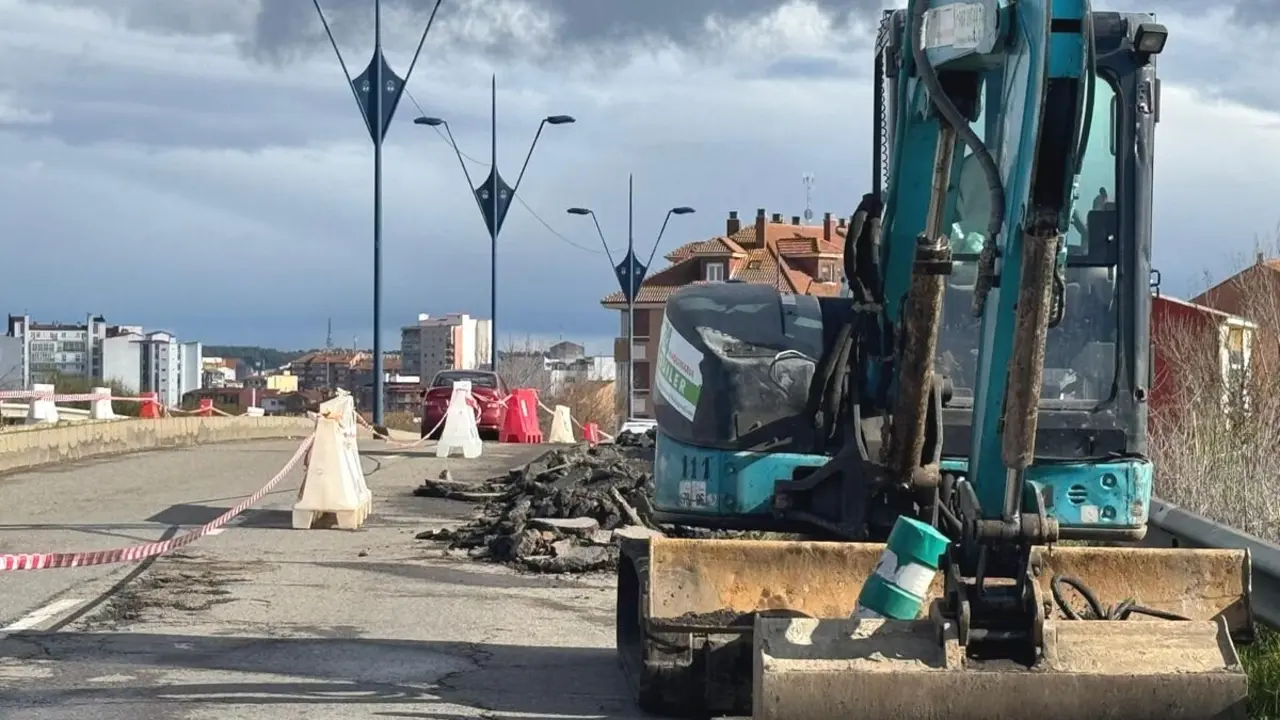 Maquinaria trabajando en el Plan de Acerado, concretamente en el Paso de Azorín.