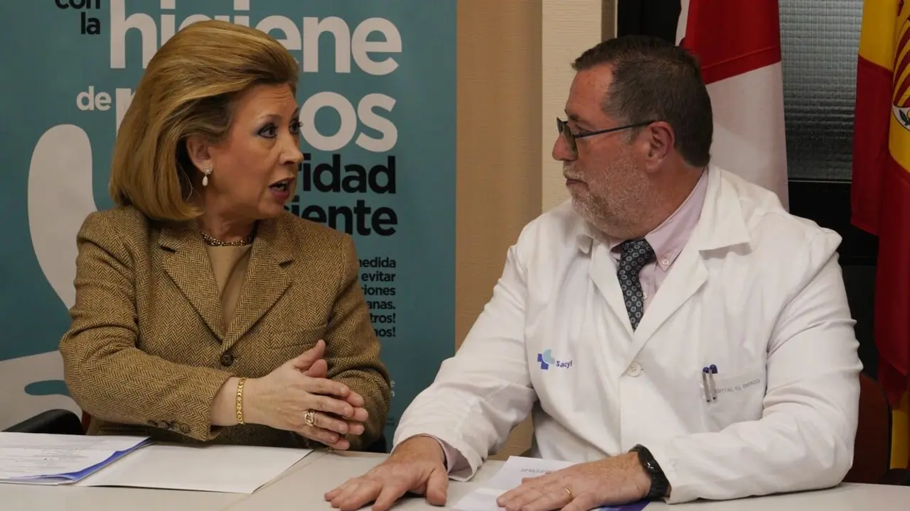 La gerente regional de Salud, Violeta Martínez, preside la primera reunión de la Comisión de seguimiento del Plan de Garantía Asistencial para El Bierzo junto al gerente de Asistencia Sanitaria del Bierzo, Juan Ortiz de Saracho. Foto: César Sánchez.