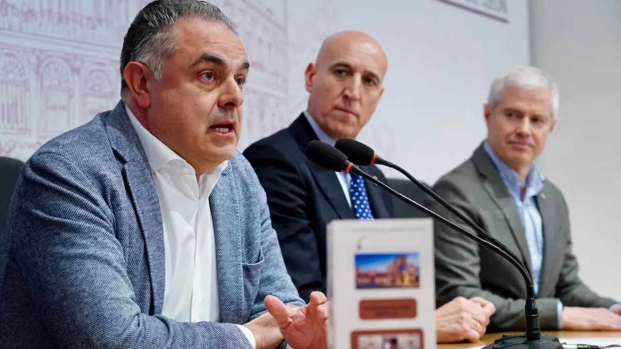 El alcalde de León, José Antonio Diez, presenta el Salón del Chocolate junto al alcalde de Astorga, José Luis Nieto; el presidente de la Cámara de Comercio de Astorga, Juan José Alonso Martínez y el concejal Vicente Canuria. Foto: Campillo.