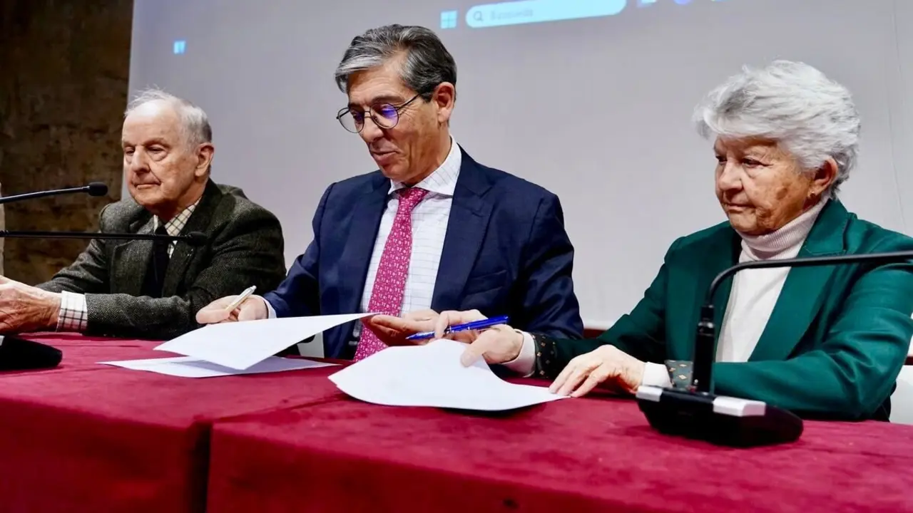 Firma de un convenio marco de colaboración entre la Fundación Octavio Álvarez Carballo y la Asociación Estación Biológica Cantábrica, con el objetivo de contribuir a solucionar o prevenir problemas y riesgos que afectan a la montaña, como el éxodo rural y sus consecuencias sociales y ambientales. Todo: Campillo.