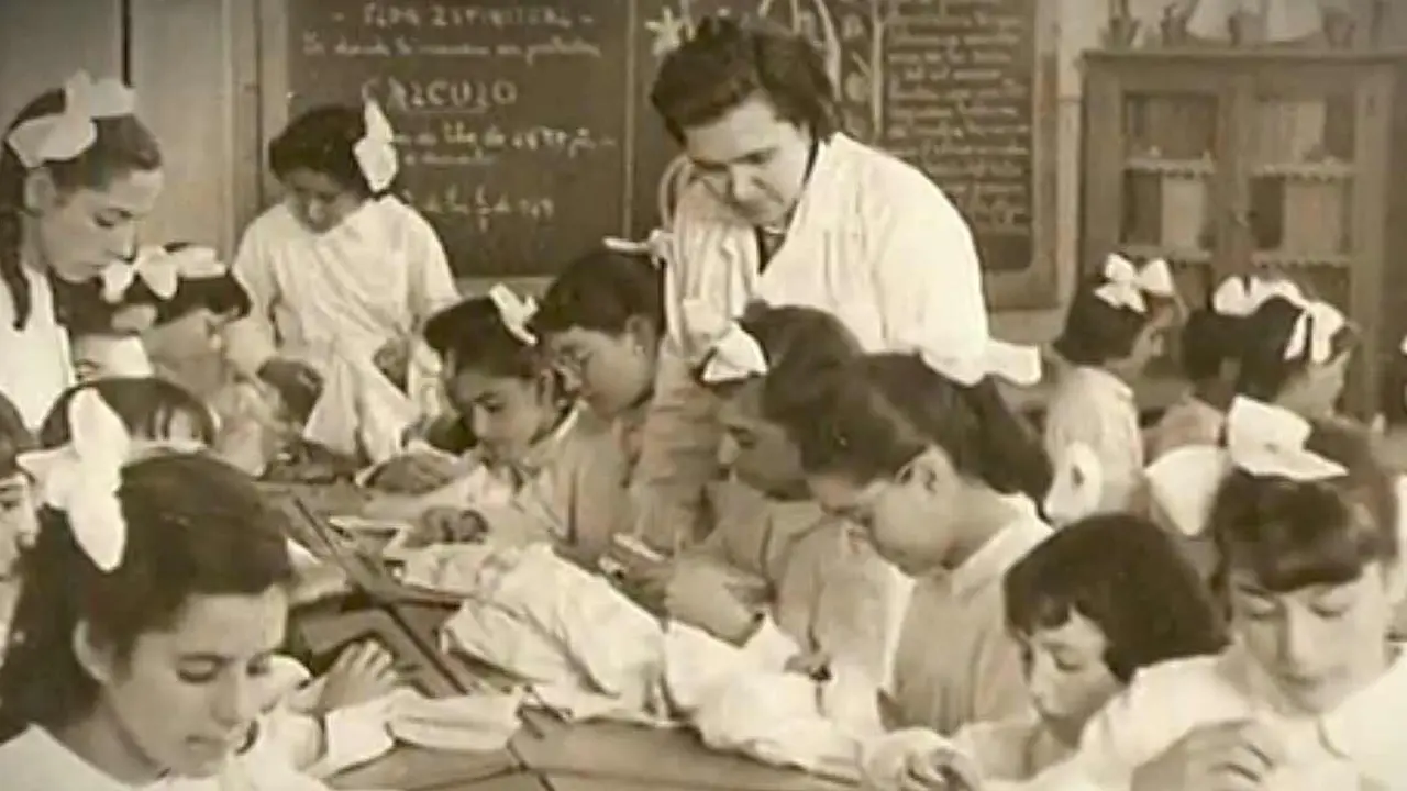 'Nely', en el Aula, con un grupo de alumnos.