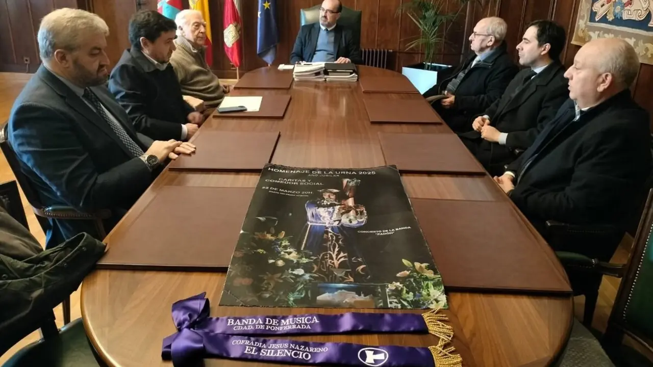 Encuentro entre el alcalde de Ponferrada, Marco Morala, y la Cofradía Jesús Nazareno de El Silencio.