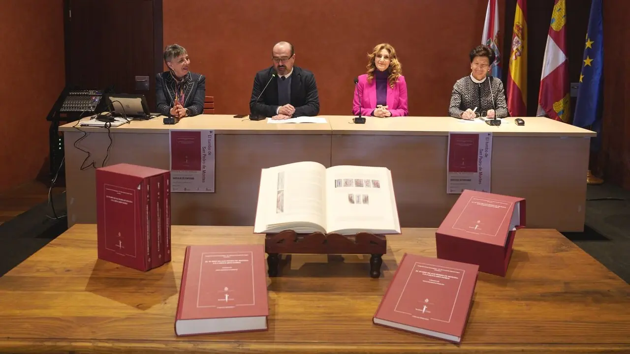 La viceconsejera de Acción Cultural, Mar Sancho (2D), junto al alcalde de Ponferrada, Marco Morala, y las catedráticas de Historia de la Universidad de León, Gregoria Cavero (D) y María Encarnación Martín (I), durante la presentación en Ponferrada de la publicación 'El tumbo de San Pedro de Montes: un cartulario doble'. Foto: César Sánchez.