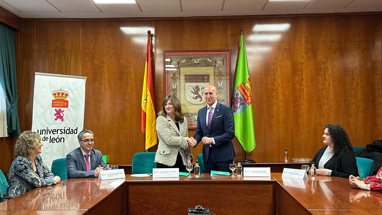 El acuerdo firmado entre ambas instituciones permitirá desarrollar un programa de formación con el fin de que el personal de este servicio municipal amplíe sus competencias en diversidad lingüística.