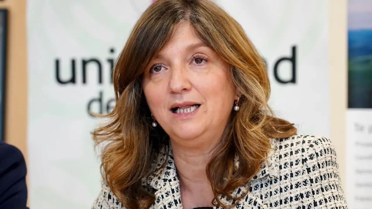 La rectora de la Universidad de León, Nuria González, y el consejero de Medio Ambiente, Vivienda y Ordenación del Territorio, Juan Carlos Suárez-Quiñones, mantienen una reunión de trabajo para abordar líneas de colaboración entre ambas instituciones