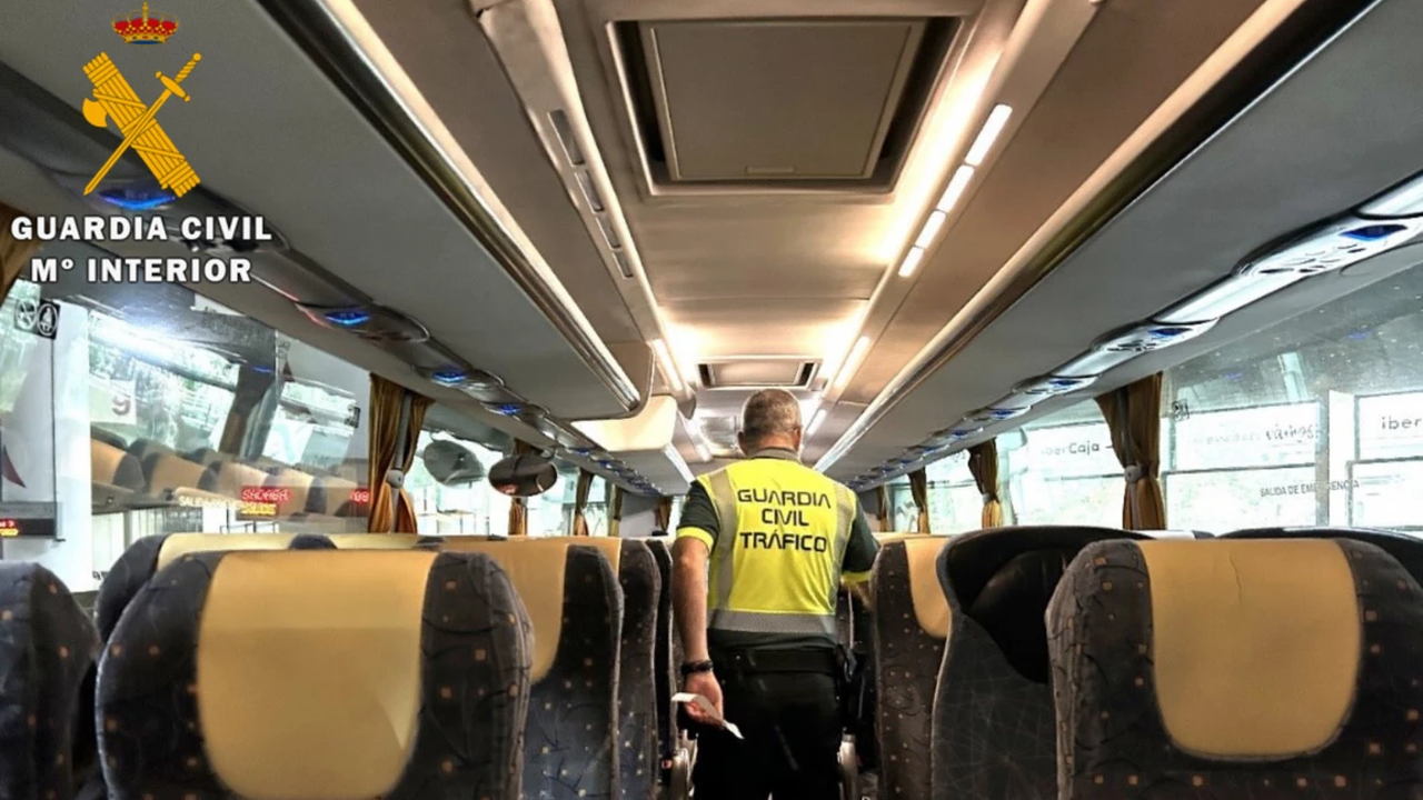 Imagen de una campaña de control de autobuses de la Guardia Civil.