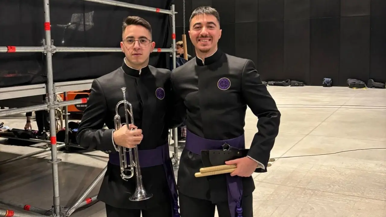 César Espinosa nos comparte una foto de su Semana Santa junto a su hermano, miembro también de la Agrupación Musical del Dulce Nombre de Jesús Nazreno.