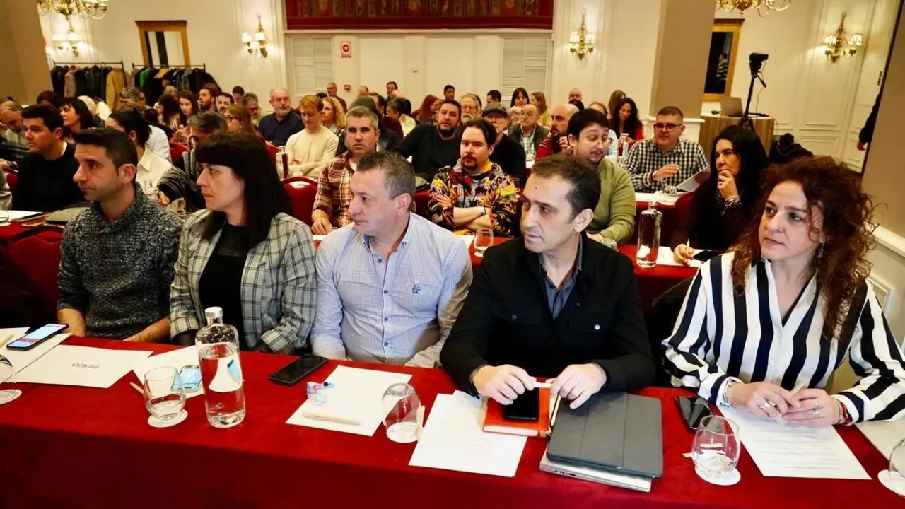 El secretario general de CCOO Castilla y León, Vicente Andrés, y la candidata a la reelección como secretaria general de CCOO en León, Elena Blasco, atienden a los medios antes de la celebración del XIV Congreso Provincial de CCOO León