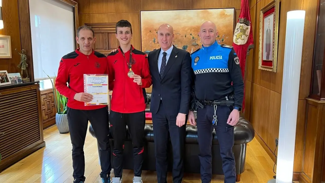 El alcalde de León recibe al campeón de España junior de taekwondo, el leonés Marcos López.