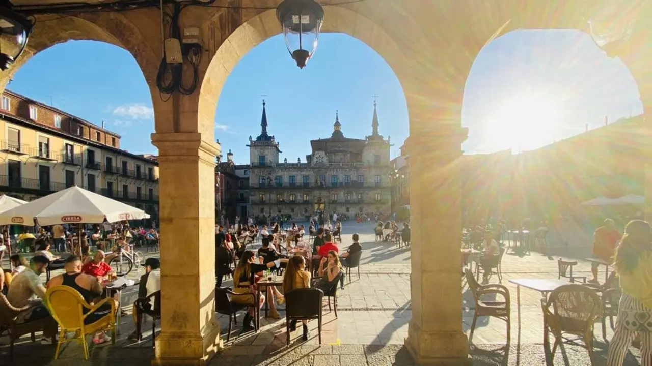 Imagen de las terrazas de la Plaza Mayor, durante la pandemia, ampliadas en su superficie.