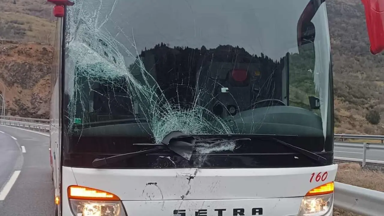 Imagen del impacto del semáforo, que tras salir disparado por los aires, ha impactado contra el frontal del autobús.