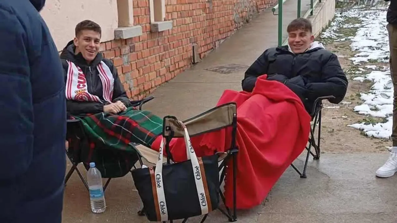 Dos jóvenes aficionados de la Cultural esperan, durante horas, a las puertas de la taquilla de La Albuera.