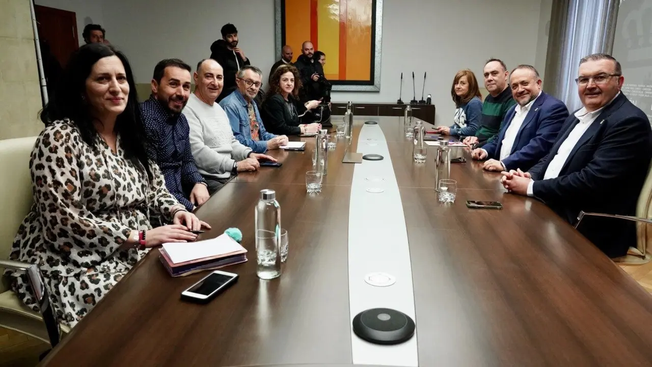 El presidente de la Diputación, Gerardo Álvarez Courel, y los vicepresidentes Roberto Aller, Valentín Martínez y Ana Arias, reciben a los representantes de los sindicatos convocantes de la manifestación del 16F. Foto: Campillo.