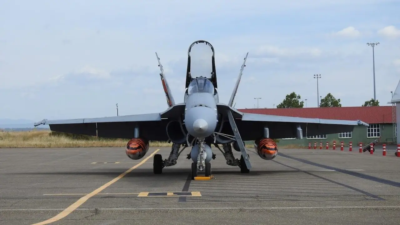 El salto a base aérea permitirá al aeródromo militar de la Virgen del Camino contar con nuevas inversiones, al mismo tiempo que podrá asumir un 'ala táctica' del Ejército del Aire, bien de forma permanente o en rotación. En la imagen f-18 estacionados en el aeródromo leonés durante un ejercicio militar internacional desarrollado en aguas del Cantábrico. Fotos: Heraldo de León