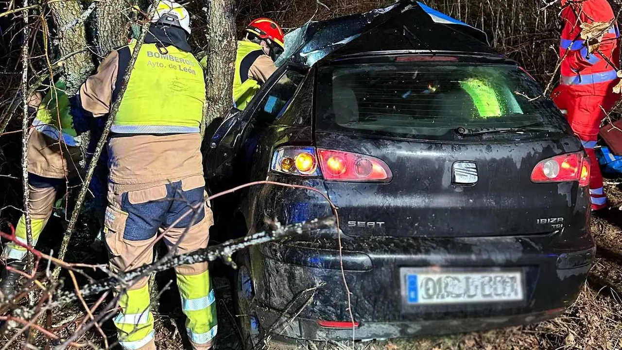 Una mujer de 47 años resultó herida tras sufrir una salida de vía con su turismo en el kilómetro 7 de la LE-441, en San Andrés del Rabanedo (León), según informó el Servicio de Emergencias Castilla y León 1-1-2. Bomberos de León acudieron a excarcelar a la mujer herida. Fotos: Bomberos de León