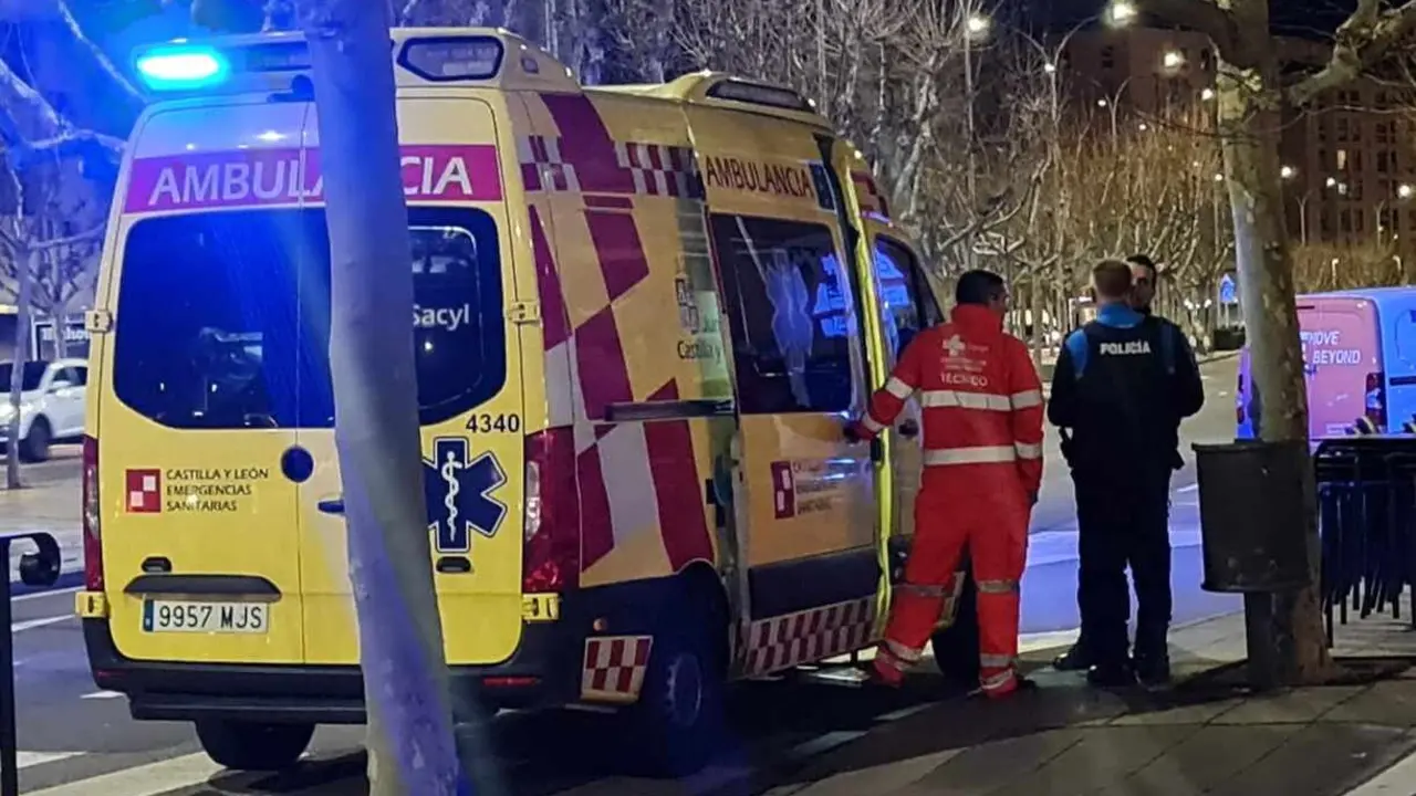 Efectivos de Emergencias Sacyl y Policía Local durante una de las incidencias.