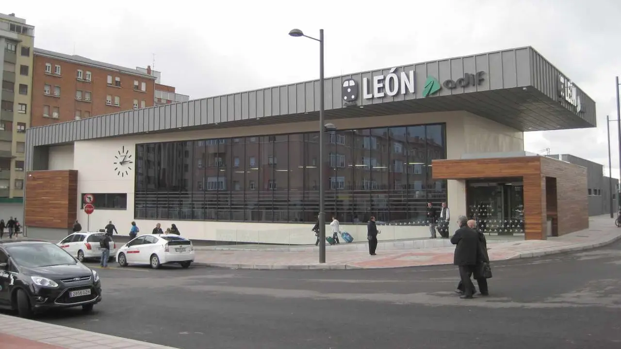 Imagen de la estación provisional de tren de León. Es reciclable y fue levantada para cinco años. Ahora, Adif quiere que sea definitiva.