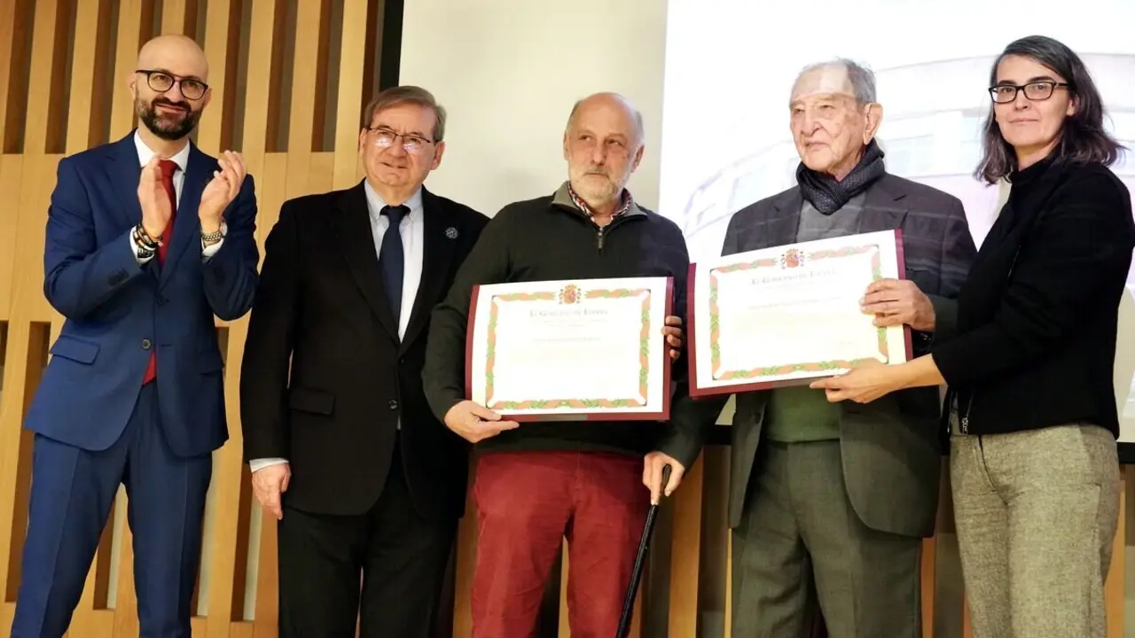 El secretario de Estado de Memoria Democrática, Fernando Martínez, y la comisionada para la celebración de los 50 años de España en Libertad, Carmina Gustrán, participan en el acto de reconocimiento y reparación a Albina Pérez y Nicolás Sánchez Albornoz, únicos supervivientes del grupo de luchadores universitarios miembros de la Federación Universitaria Estudiantil. Foto: Campillo.