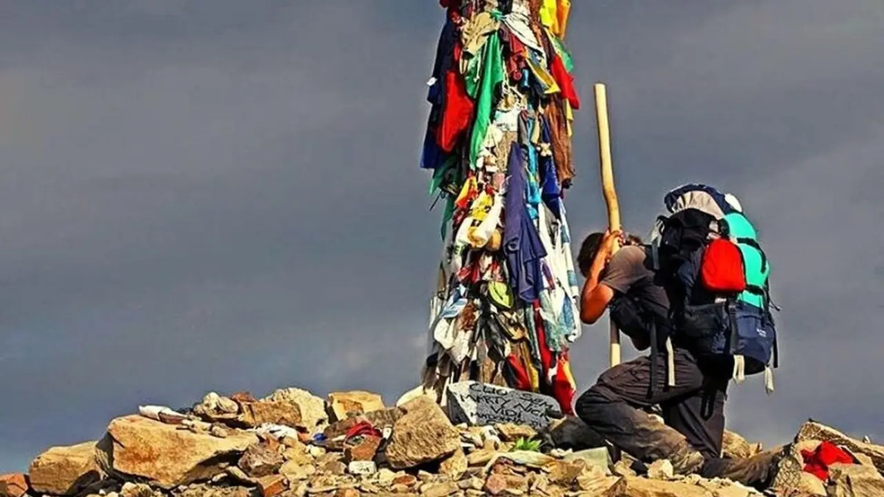 Imagen de un peregrino en la Cruz de Ferro.