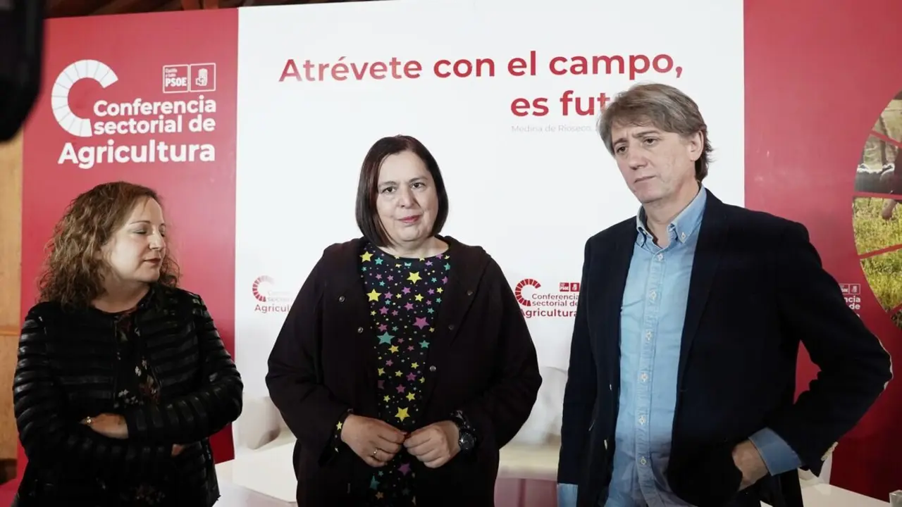 El secretario general del PSOE de Castilla y León, Carlos Martínez; la secretaria de Estado de Agricultura y Alimentación, Begoña García; y la presidenta de los socialistas europeos, Iratxe García, participan en una conferencia Sectorial de Agricultura organizada por el PSCyL. Foto: Rubén Cacho.