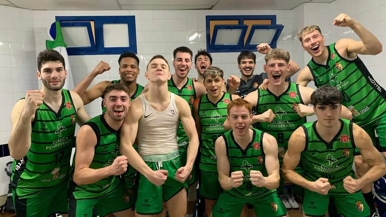 Los jugadores del Baloncesto Ponferrada celebran la victoria.