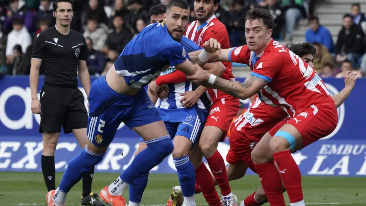 Duelo de altura en El Toralín, con la Ponferradina enfrentándose al Lugo. Ambientazo en el estadio blanquiazul. Fotos: SDP