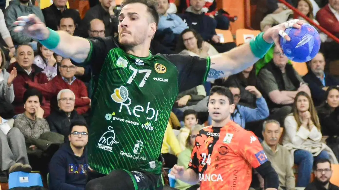 El conjunto marista dominó buena parte del encuentro ante el Rebi Balonmano Cuenca y mostró su solidez en ambos lados de la cancha hasta el empate final.